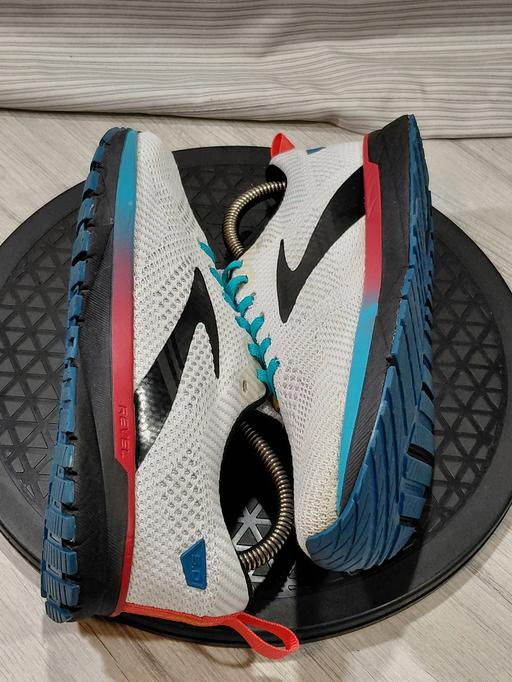 Brooks Womens Revel 5.0 Knit Running Sneakers with Teal Laces White Black SIZE 6